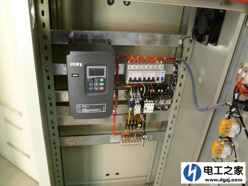 如何使用可编程控制器PLC控制电压电流