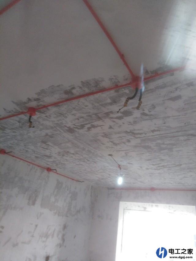 天花板上电线需要穿管吗